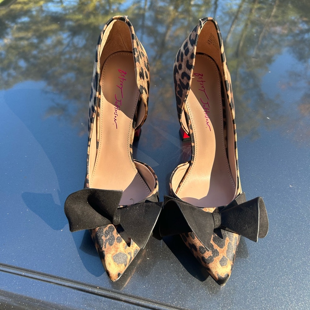Size 10 Betsy Johnson Noble Bow Pump